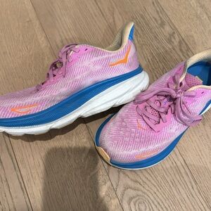Hokas Clifton 9
